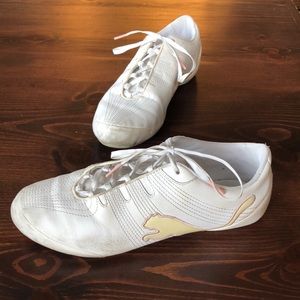 Puma women’s white and pink athletic shoes size 8.5